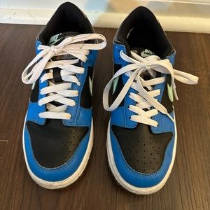 NIKE YOUTH DUNK LOW SE (GS) BLUE/BLACK, NIB CRATER SIZE 5 1/2